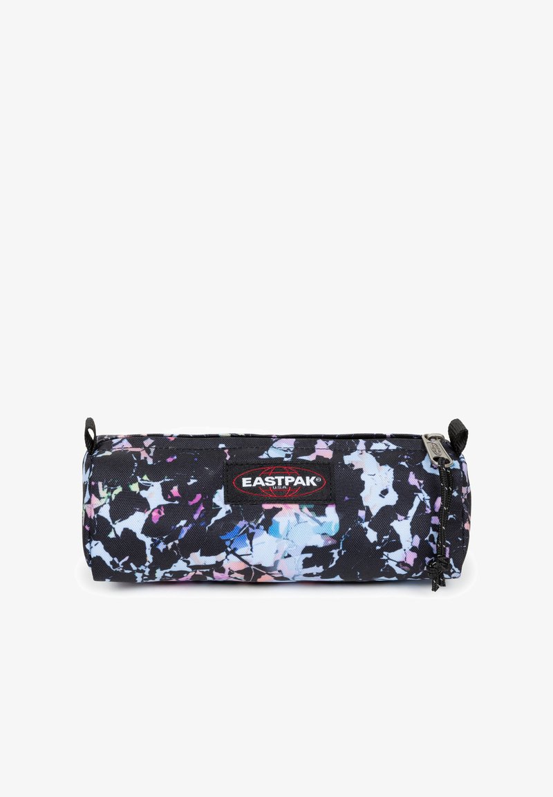 Trousse cylindrique noire avec un motif abstrait coloré en bleu, rose et blanc. Dotée d'une fermeture éclair et du logo Eastpak.