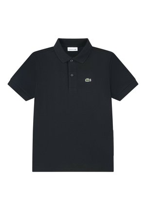 Sort polo-shirt i åndbart bomuld med klassisk krave, tre knaplukninger og Lacoste krokodille-logo i grøn på venstre bryst.