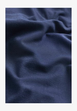 Tessuto blu navy con una texture liscia e leggermente riflettente, caratterizzato da pieghe morbide e fluenti. Il materiale appare leggero e versatile.