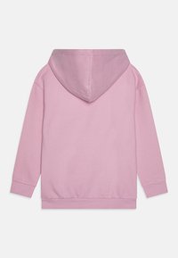 Sudadera rosa con capucha, puños acanalados y corte relajado. Fabricada con una tela suave de textura lisa. Diseño simple, sin patrones ni acentos.