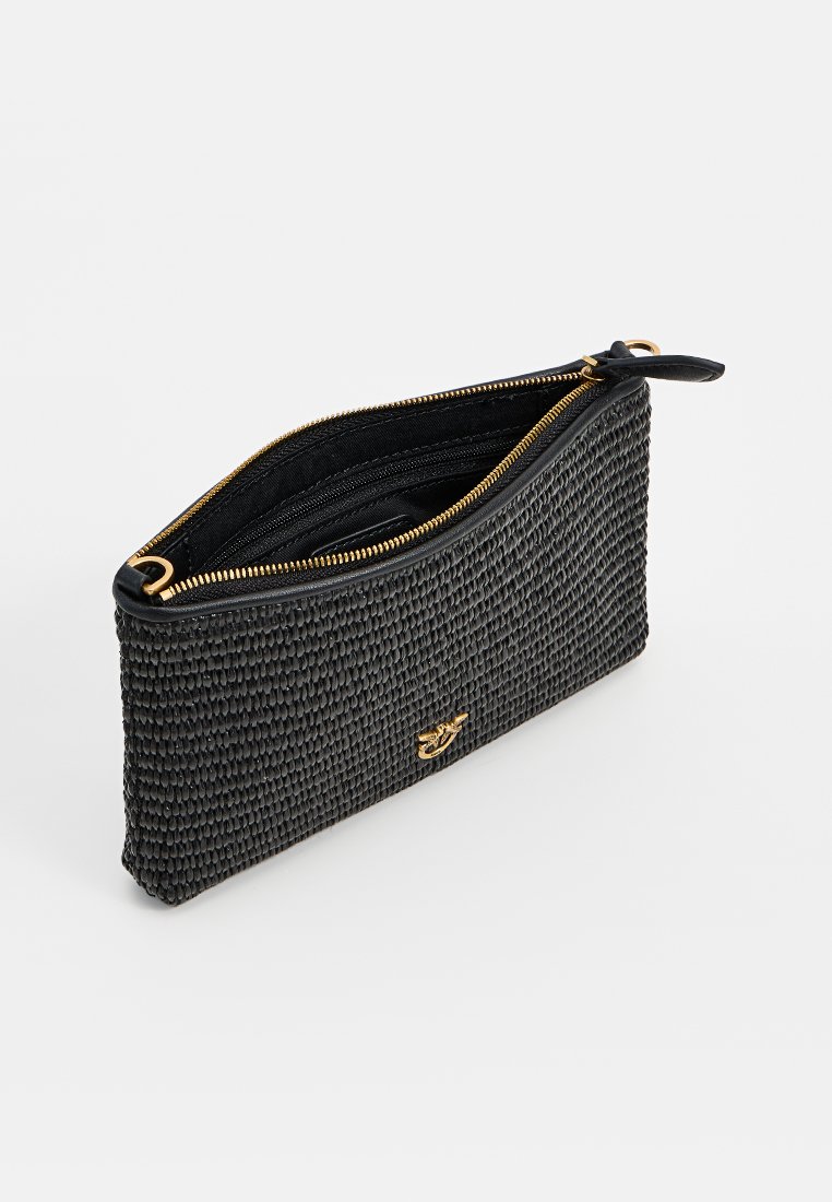 Czarna pleciona kopertówka na nadgarstek z złotym zamkiem błyskawicznym i małym złotym dekoracyjnym zapięciem, pokazana otwarta, revealing czarne wnętrze z materiału.