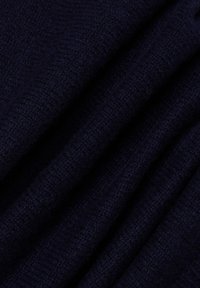 Granatowa dzianina z teksturowym wykończeniem, prezentująca złożone sekcje. Materiał wygląda na miękki i ciepły, odpowiedni do odzieży lub akcesoriów.