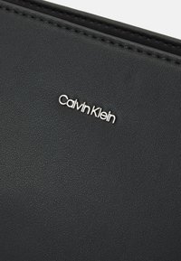 Calvin Klein MUST   - Axelremsväska - black
