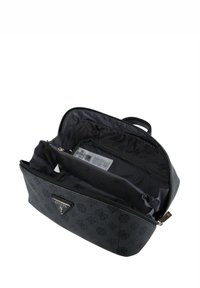 Bolsa sintética negra con diseño de logotipo, cierre de cremallera y compartimentos interiores. Presenta una textura suave y un asa resistente.