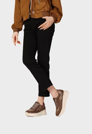 Queen Helena, X35-25 - Sneakers basse - khaki