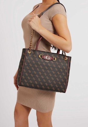 Borsa a tote con motivo nero e marrone, hardware dorato, dettagli in pelle liscia e tracolla a catena. Presenta un logo prominente sulla parte anteriore.