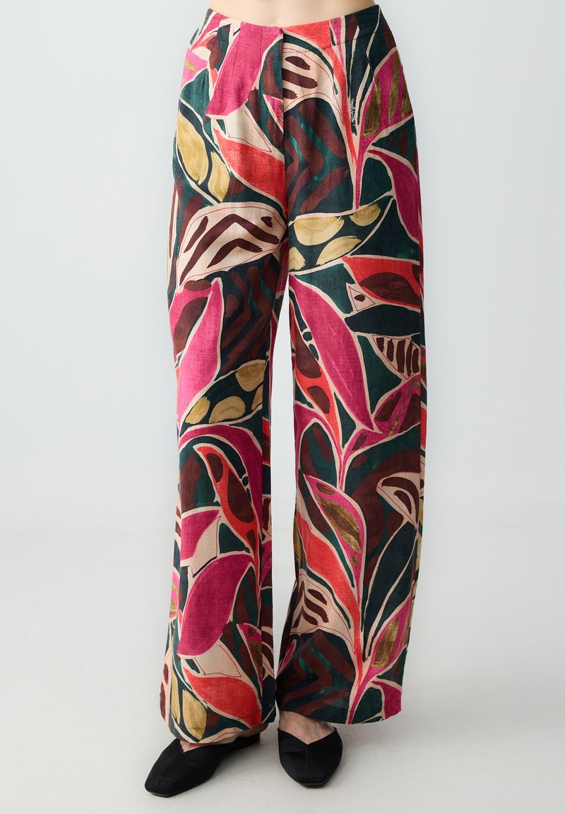 Pantaloni a gamba larga con un motivo floreale colorato, che presenta tonalità di rosa, verde e oro su uno sfondo scuro, tessuto testurizzato e tasche laterali.