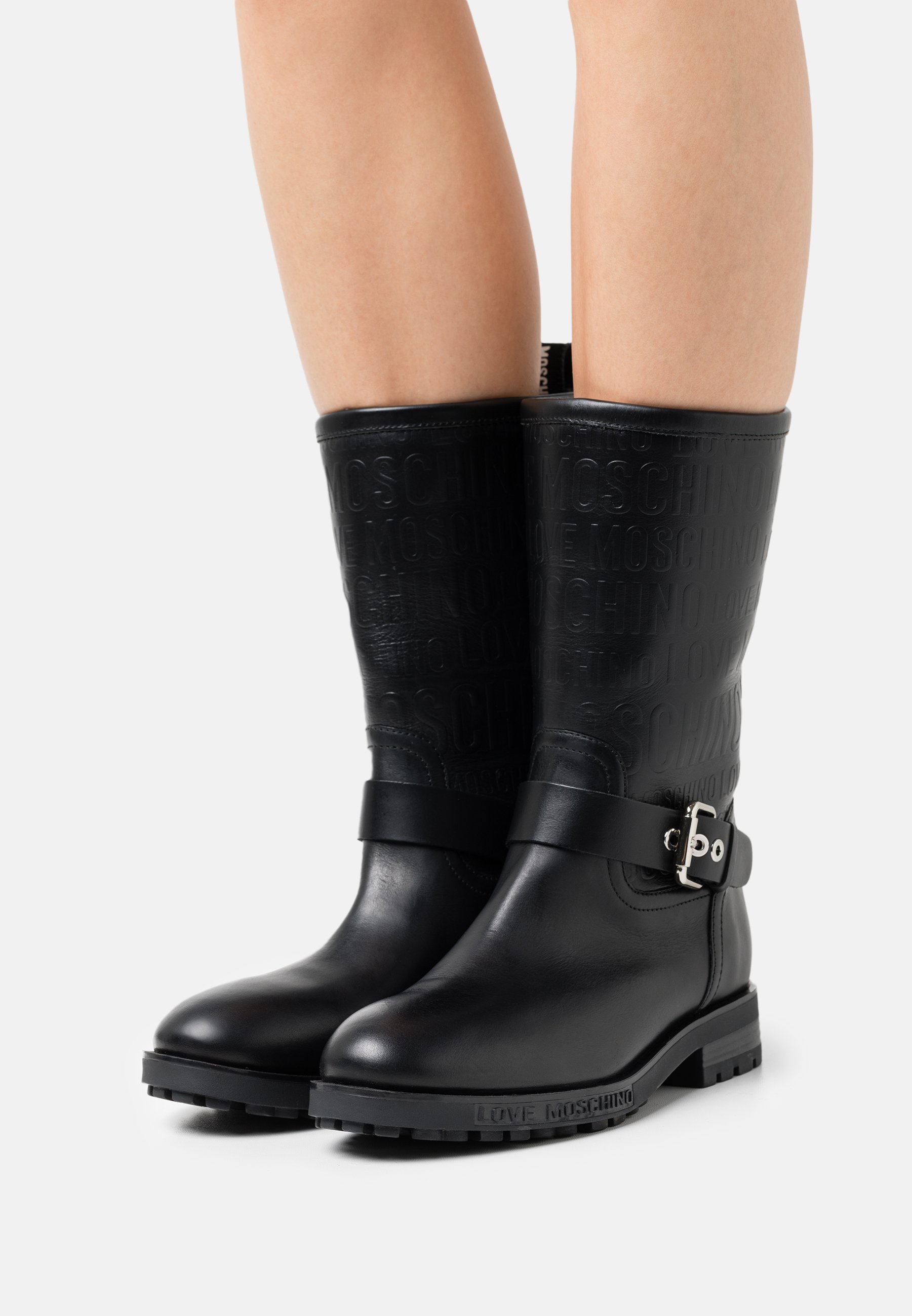 stivali love moschino