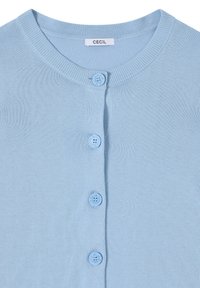 Cardigan tricoté bleu clair avec encolure ronde, cinq boutons ronds alignés au centre, et une étiquette blanche portant l'inscription "CECIL" à l'intérieur du col.
