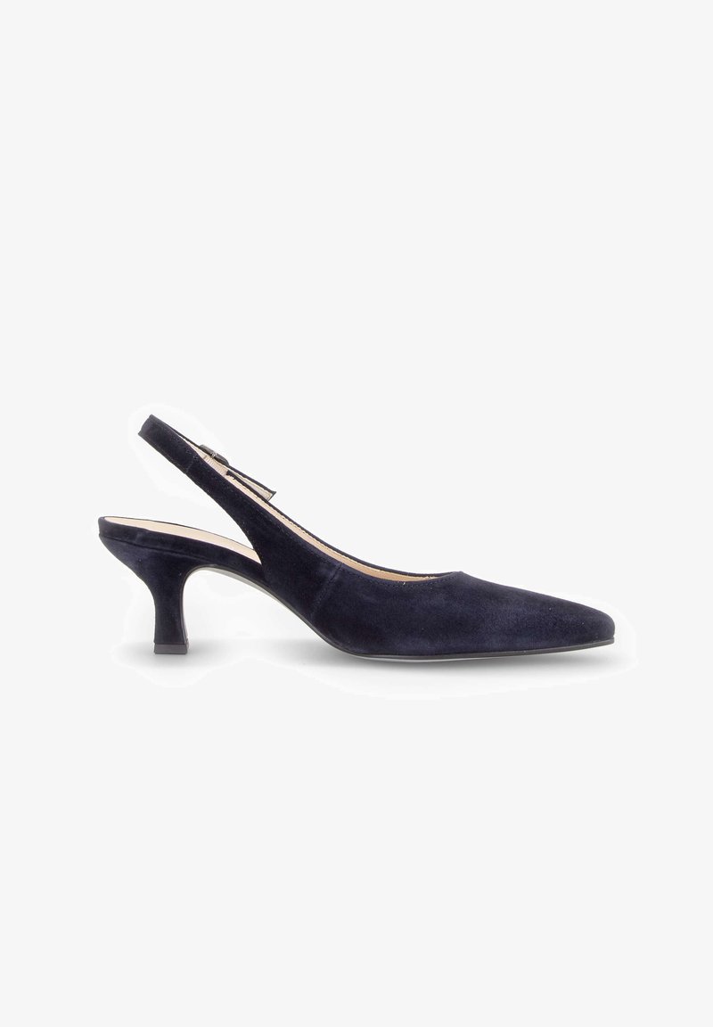 Sort ruskind slingback kitten hæl sko med spids tå og justerbar spænde rem på hvid baggrund.