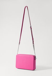 MICHAEL Michael Kors SET CROSSBODY CROSSGRAIN RHODIUM - Torba preko tijela - wild berry