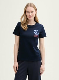 T-shirt en coton bleu marine avec un graphique de poche à motifs en bleu clair et un texte rouge qui dit « je t'aime pour toujours. »