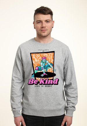 Grijze sweatshirt met een kleurrijke grafische print van een gestileerd figuur en de tekst "Wees Vriendelijk, HET LEVEN IS KORT." Zachte stof, casual pasvorm.