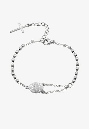 Bracelet en argent avec des perles rondes, arborant un médaillon ovale et un petit charme en croix. Design en métal texturé, avec une fermeture à fermoir en lobster.