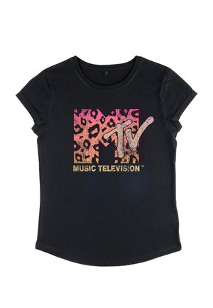 Černé tričko s krátkým rukávem s ohrnutými rukávy a logem MTV s pozadím v růžovo-oranžovém leopardím vzoru a textem "Music Television" pod ním.