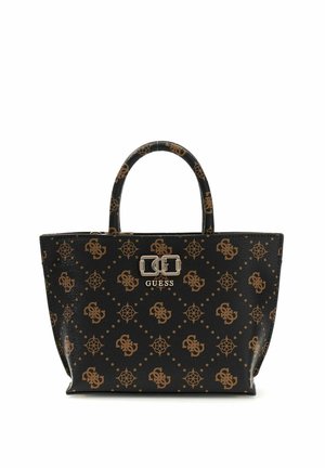 Sac à main Guess noir et marron à motifs, avec doubles poignées et plaque logo en métal, présentant un design répétitif de motifs géométriques et d'initiales de la marque.