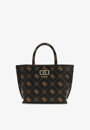 Sac à main Guess noir et marron à motifs, avec doubles poignées et plaque logo en métal, présentant un design répétitif de motifs géométriques et d'initiales de la marque.