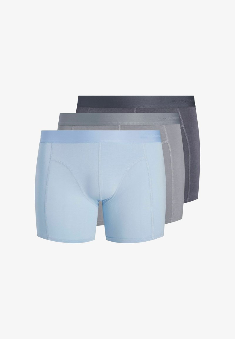Trois paires de boxers extensibles pour hommes en bleu clair, gris clair et gris foncé, empilés avec vue de face visible.