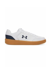 Valge nahast sneaker kujundusega, millel on tumesinine aksent kannaosas, tekstuuriga kummist tallad ja läbi augud. Külgmisel osal on silmatorkav brändi logo.