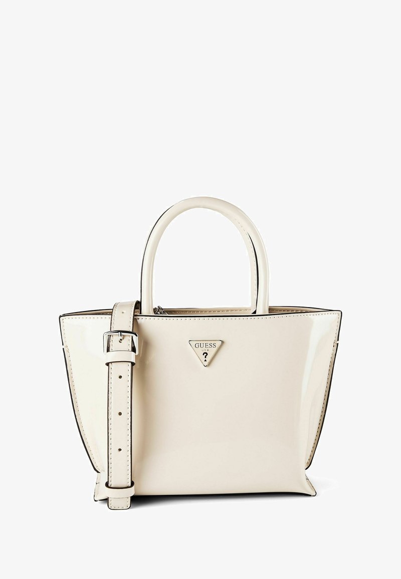 Sac à main blanc cassé brillant avec poignées supérieures, bandoulière réglable et logo triangulaire en métal Guess au centre avant.