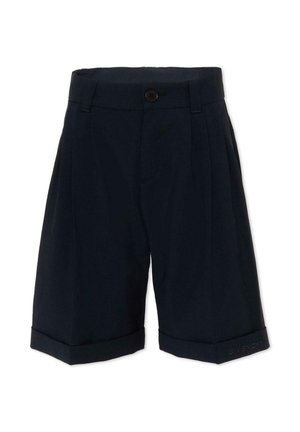 Pantaloncini neri su misura fino al ginocchio con orli risvoltati, chiusura frontale con bottoni, passanti per cintura e logo Givenchy discreto sul risvolto sinistro.