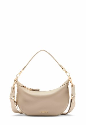 Borsa in pelle beige con forma curva, dettagli in metallo dorato e tracolla regolabile con texture decorata. Nome del marchio visibile.