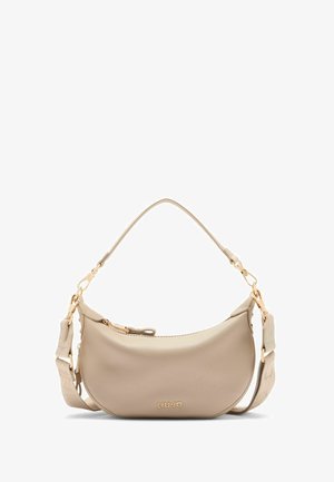 Sac à main en cuir beige de forme incurvée, avec des accents en métal doré et une bandoulière réglable ornée d'une texture imprimée. Nom de la marque affiché.