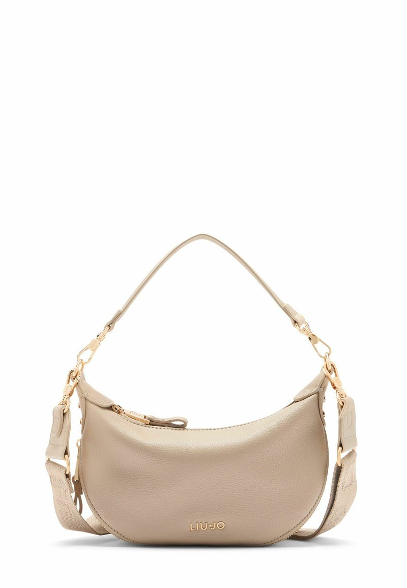 Borsa in pelle beige con forma curva, dettagli in metallo dorato e tracolla regolabile con texture decorata. Nome del marchio visibile.
