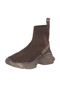 Bruine gebreide enkel sneaker met een textuurpatroon, transparante chunky zool en een label met "STEVE MADDEN" branding aan de achterkant.