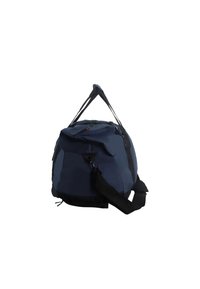 Borsone blu navy con accenti neri, tessuto resistente, chiusura con zip, tracolla regolabile e maniglia laterale. Presenta un attacco a clip.