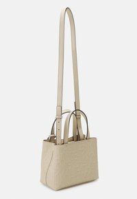 Beżowa skórzana torebka z tłoczonym wzorem logo, w kształcie prostokąta, z długim paskiem na ramię i dwoma krótszymi uchwytami górnymi.