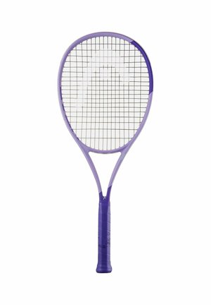 Lila Tennisschläger mit umwickeltem Griff und straff bespannten weißen Saiten, vor weißem Hintergrund gezeigt.