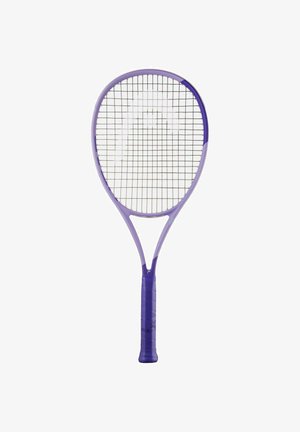 Lila Tennisschläger mit umwickeltem Griff und straff bespannten weißen Saiten, vor weißem Hintergrund gezeigt.