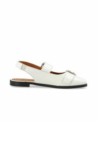 Bela usnjena sandal na peto s ravnim črnim podplatom. Ima širok trak z detajlom zaponke in odprto peto za enostavno obuvanje. Gladka tekstura.