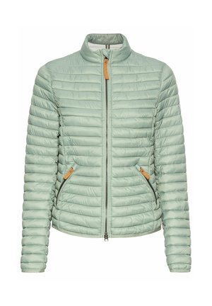 Hellgrüne Pufferjacke mit horizontalem Steppdesign, durchgehendem Reißverschluss und zwei Seitentaschen mit sandfarbenen Akzenten. Stehkragen, schlanker Schnitt.