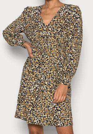 Blumenkleid mit tiefem V-Ausschnitt, langen Puffärmeln und taillierter Passform. Der Stoff ist dunkel und mit Mustern aus gelben, weißen und blauen Blumen versehen.