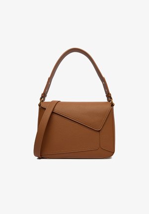 Borsa a tracolla in pelle marrone con trama, chiusura a patta, tracolla regolabile e manico superiore su sfondo bianco.