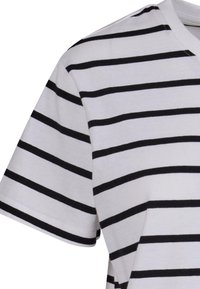Chemise blanche à manches courtes avec des rayures horizontales noires et un col rond, montrant le haut du torse et la zone des manches.