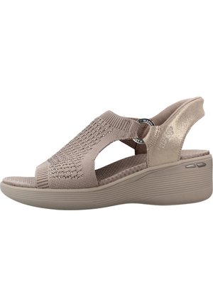 Sandalia cuña beige con parte superior de punto, puntera abierta, lados abiertos y suela acolchada para mayor comodidad y soporte.