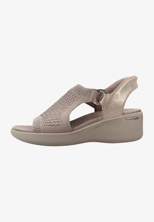 Sandalia cuña beige con parte superior de punto, puntera abierta, lados abiertos y suela acolchada para mayor comodidad y soporte.