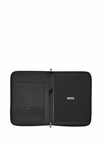 Pochette en cuir noire zippée ouverte montrant un porte-documents à droite et des emplacements pour cartes avec le logo BOSS à gauche.