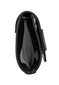 Czarna torebka kopertówka z lakierowanej skóry o zaokrąglonym kształcie, gładkiej fakturze i z zamknięciem magnetycznym. Posiada minimalistyczny design i wewnętrzną podszewkę.