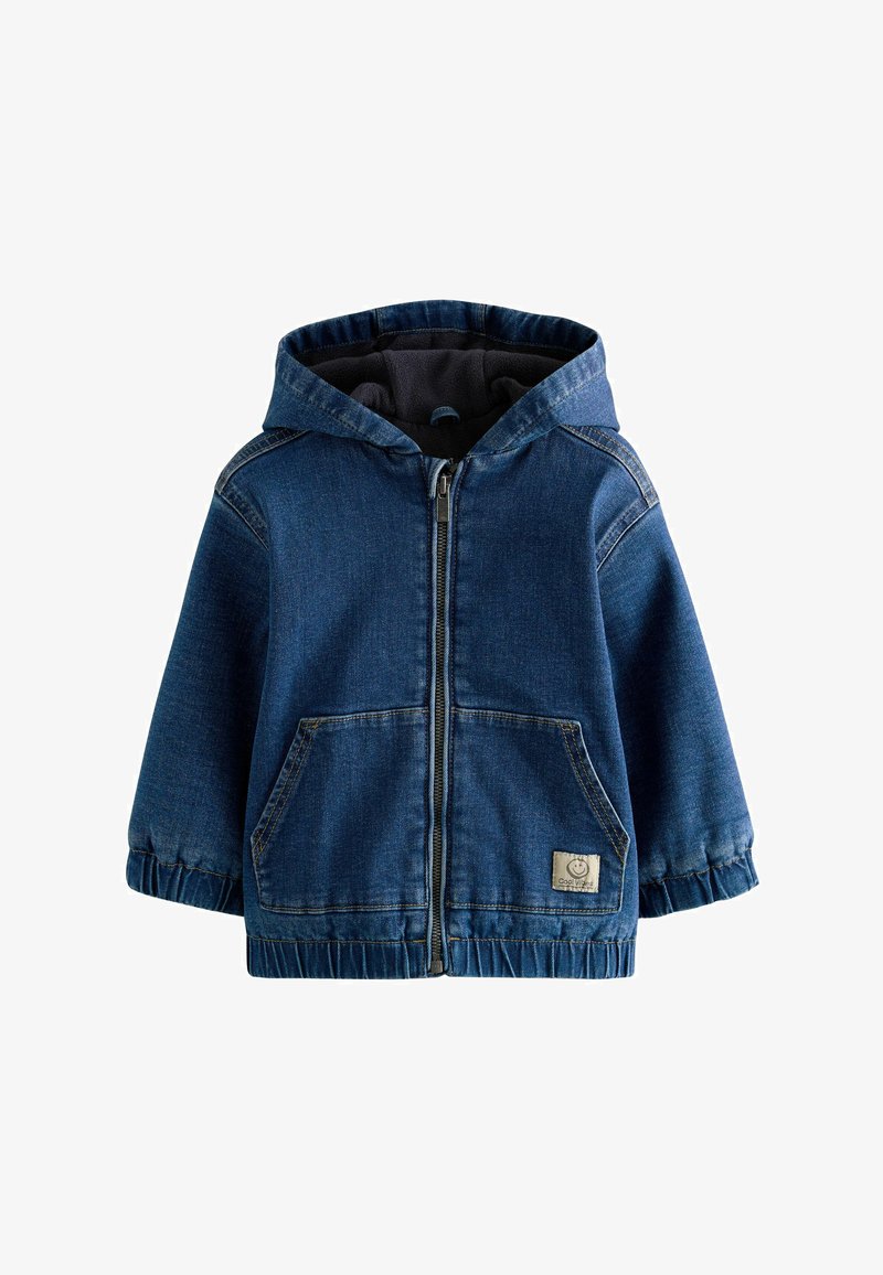 Denimblaue Kinderjacke mit Kapuze, Frontreißverschluss, zwei Taschen, elastischen Bündchen und Saum sowie einem kleinen Aufnäher auf der Vorderseite der Tasche.