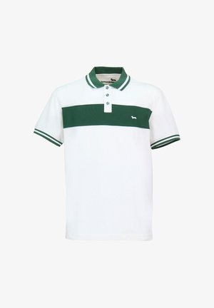 Bela polo majica z zelenim vodoravnim trakom in ovratnikom. Ima tri gumbe in majhen logotip na traku. Robovi rokavov so obrobljeni s črtami.