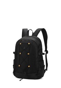 Un sac à dos noir en tissu texturé, avec des accents de cordon élastique bungee, des bretelles réglables et des poches latérales pour le rangement.