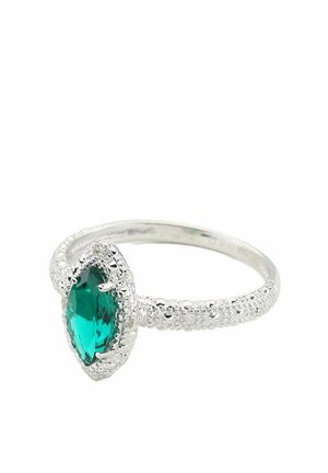 Anello in argento sterling con pietra ovale di smeraldo, banda dettagliata con accenti testurizzati, finitura lucida e dettagli scintillanti.