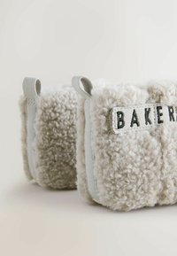 Szary wełniany kosz o fakturowanej, puszystej powierzchni i gładkiej szarej skórzanej podstawie. Posiada naszywkę z napisem "BAKERY".