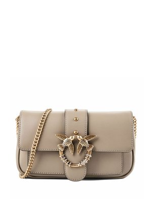 Beige Lederhandtasche mit goldfarbener Kette als Träger und dekorativem goldenen sowie kristallbesetztem Doppelvogel-Verschluss auf der Vorderklappe.