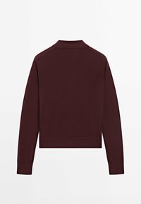Bordeaux langemouwen polo trui met een platte kraag, geribbelde manchetten en een korte zoom. Gladde textuur, eenvoudig ontwerp, geen zichtbare patronen.