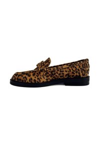 Mocassino in camoscio con stampa leopardata, con punta rotonda, una piccola frangia decorativa e suola piatta in gomma nera. Motivo animale testurizzato su tutta la superficie.